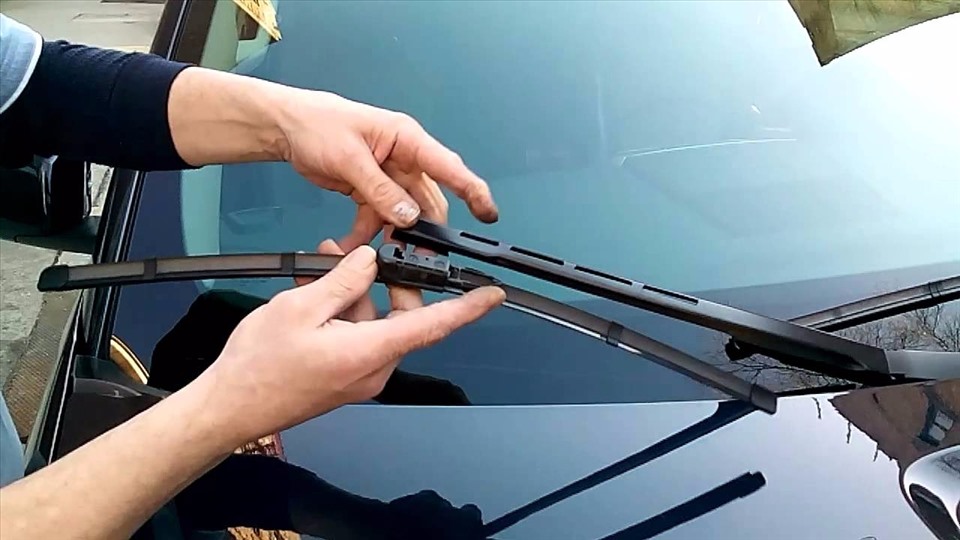 Hướng dẫn thay gạt nước ôtô đơn giản tại nhà
